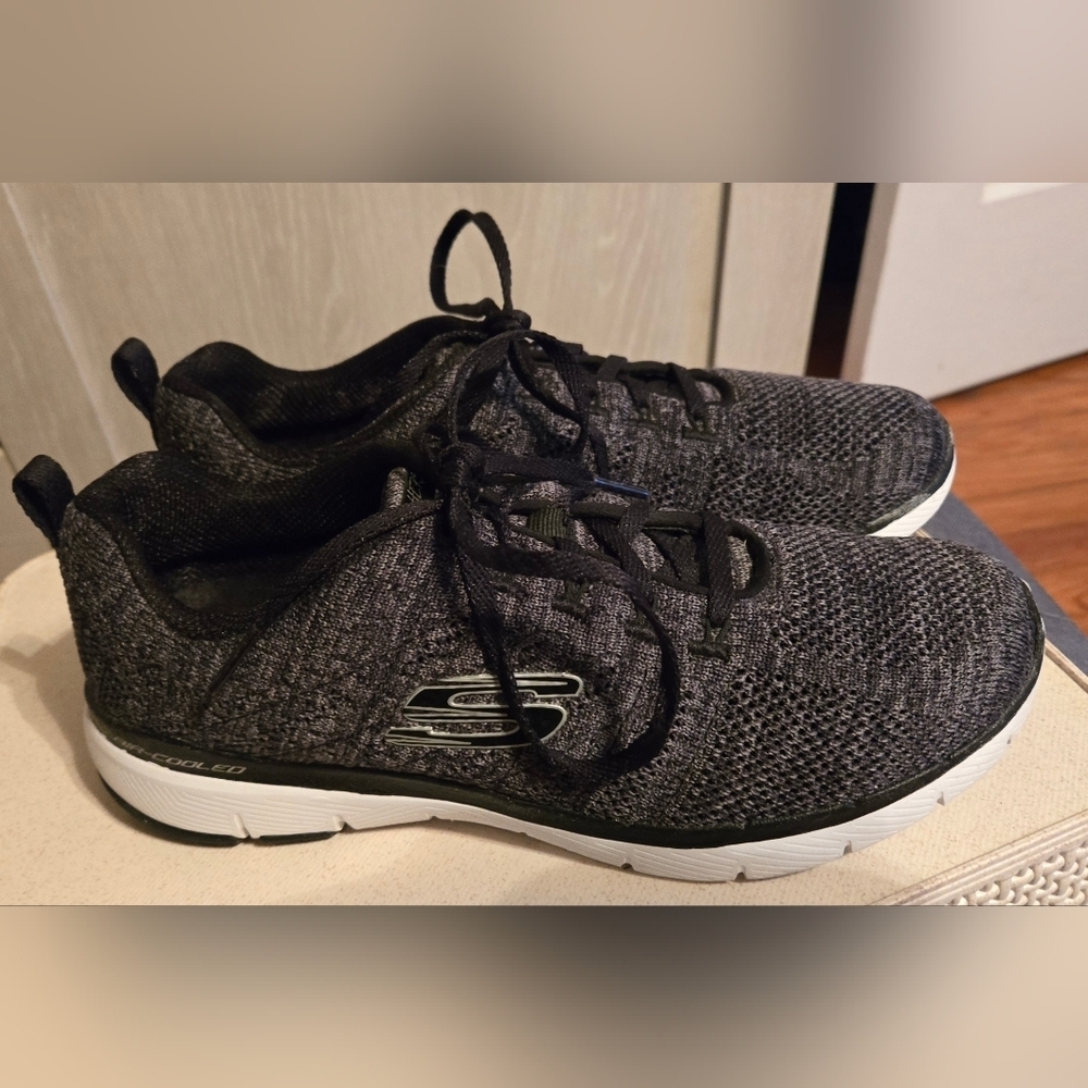 Skechers | Women's Air-Cooled Memory Foam Knit Athletic Sneakers | Size. 8.5 | - Picture 13 of 16